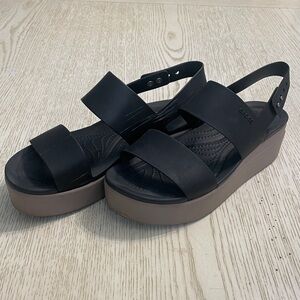 Womens Crocs Brooklyn Low Wedge Shoe Sandals (Black/Tan).